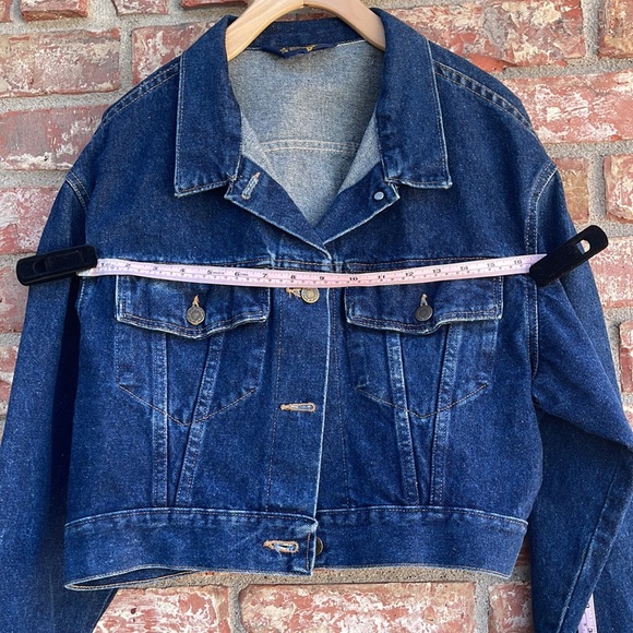 One of a kind vintage Wrangler hand painted denim jacket. - Picture 8 of 10